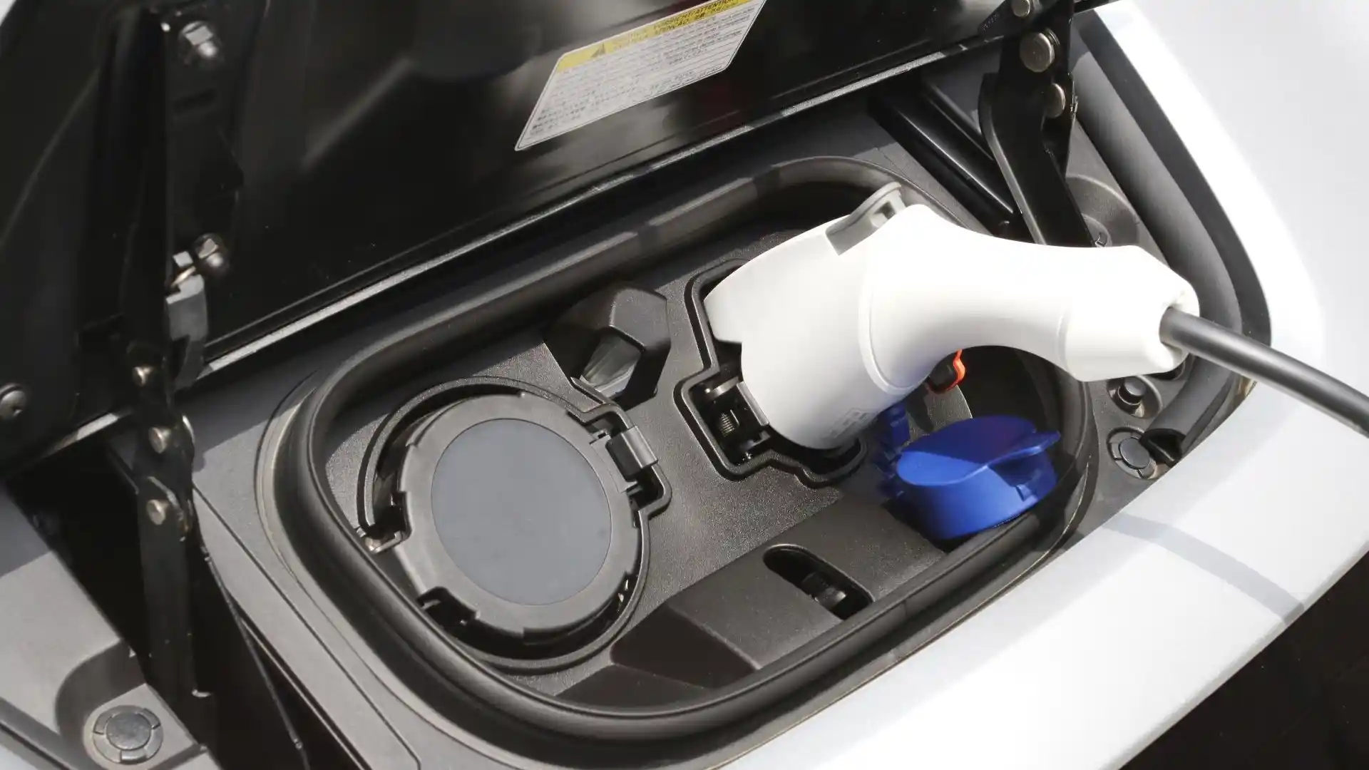 太陽光発電で電気自動車（EV車）を一緒に使うメリット！より効果的に使う方法も紹介